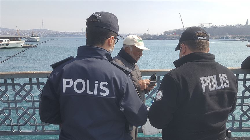 İstanbul polisinden vatandaşlara 'Zaruri olmadıkça dışarı çıkmayın' uyarısı