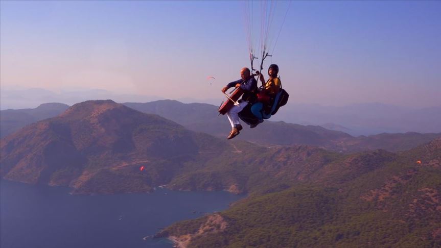Turkey: Paragliding cellist wings away blues at 1,800 m