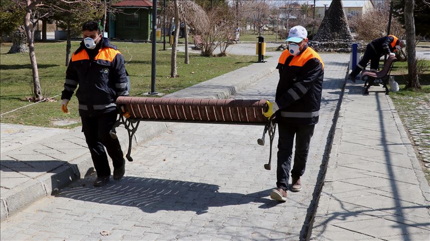 Van'da koronavirüs tedbirleri kapsamında parklardaki oturma bankları kaldırıldı 