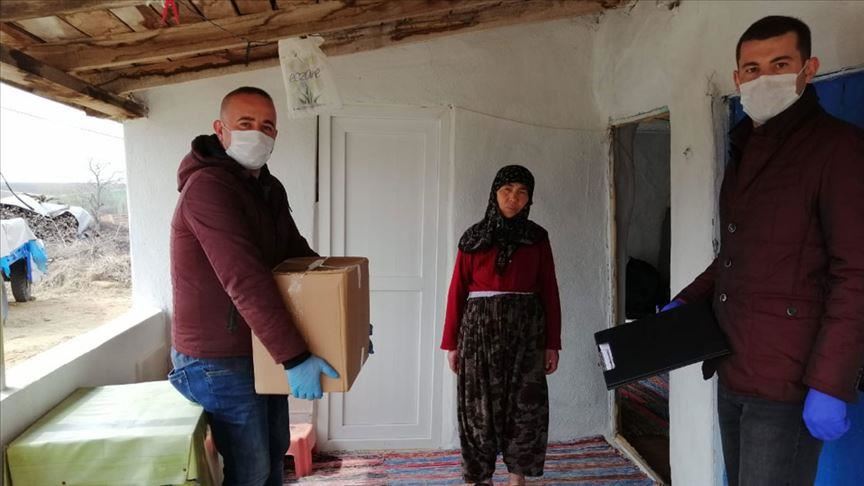 الهلال الأحمر التركي يستنفر متطوعيه لخدمة المسنين في منازلهم