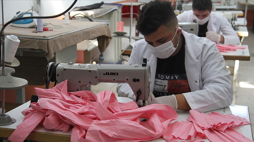 Konya'da öğretmen ve öğrenciler yıkanabilir koruyucu maske üretiyor