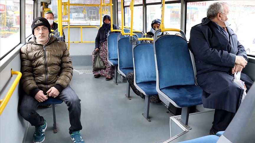 otobusler kapasitelerinin yuzde 50 si kadar yolcu tasimaya basladi