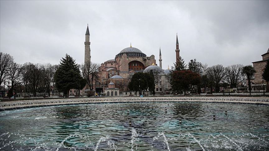 Basitlik basitçe moans  İstanbul'un tarihi ve turistik yerleri koronavirüs nedeniyle sakin