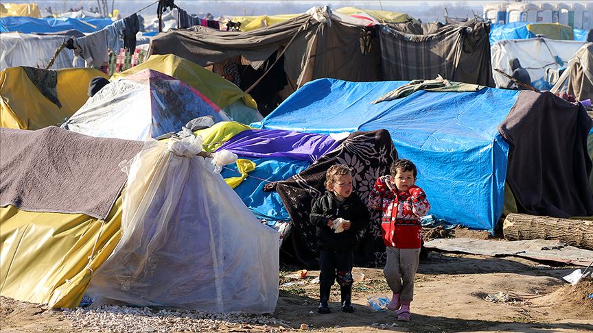 Sığınmacı çocuklar sınırda umutla bekliyor