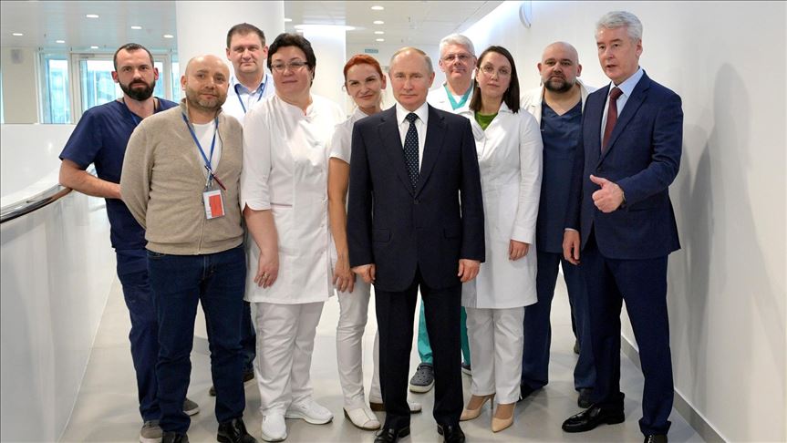 Putin visits COVID-19 patients at Moscow hospital