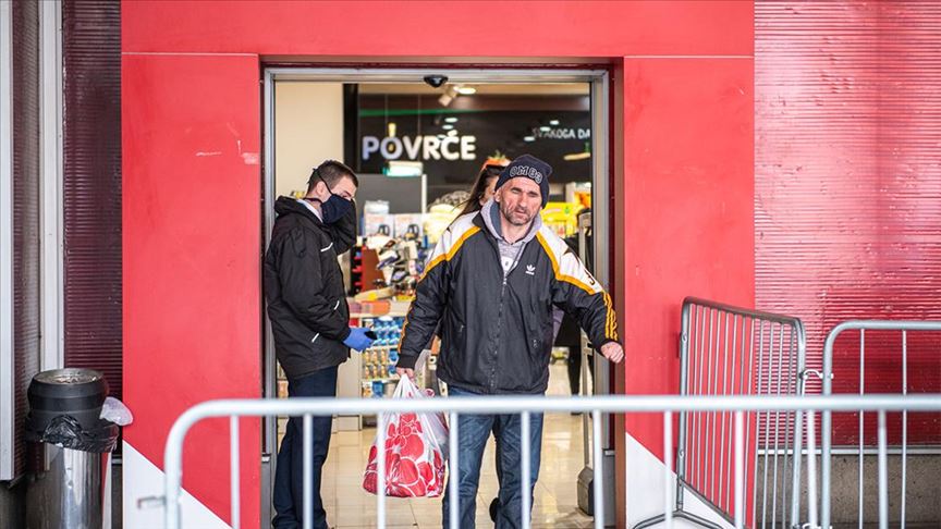 Podgorica: Ljudi se mogu vidjeti samo pred prodavnicama hrane i apotekama