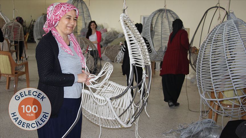 Nevşehir'in Akarca Köyü'nün kadınları el emeği ürünleriyle aile bütçesine katkı sağlıyor