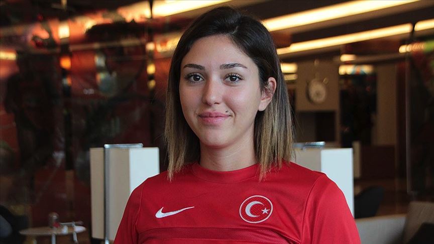 Sporcular sosyal medyadan çocuklara kitap okuyor