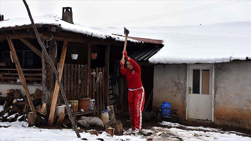 Kick boks şampiyonu Ayşe Turan köyünde odun kırarak form tutuyor