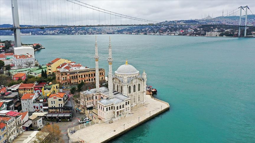 İstanbul'un meydanlarında koronavirüs sessizliği