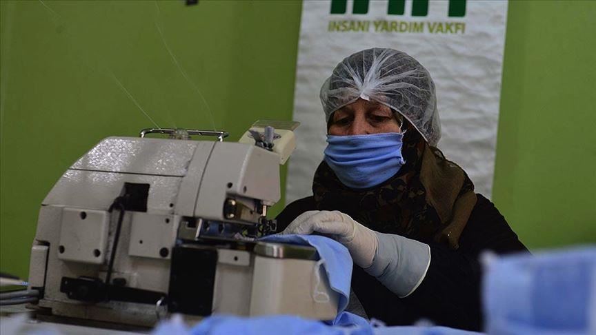 Syrian volunteers make masks for Turkey