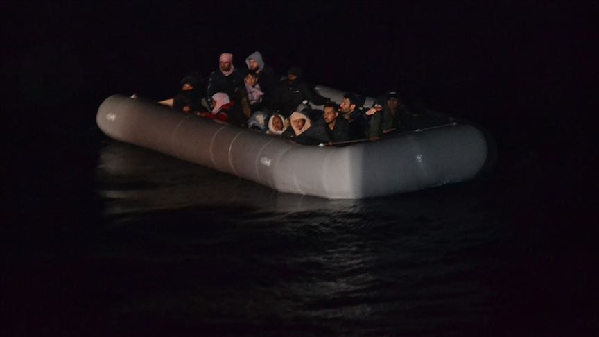 İzmir'de lastik botta sürüklenen 24 sığınmacı kurtarıldı