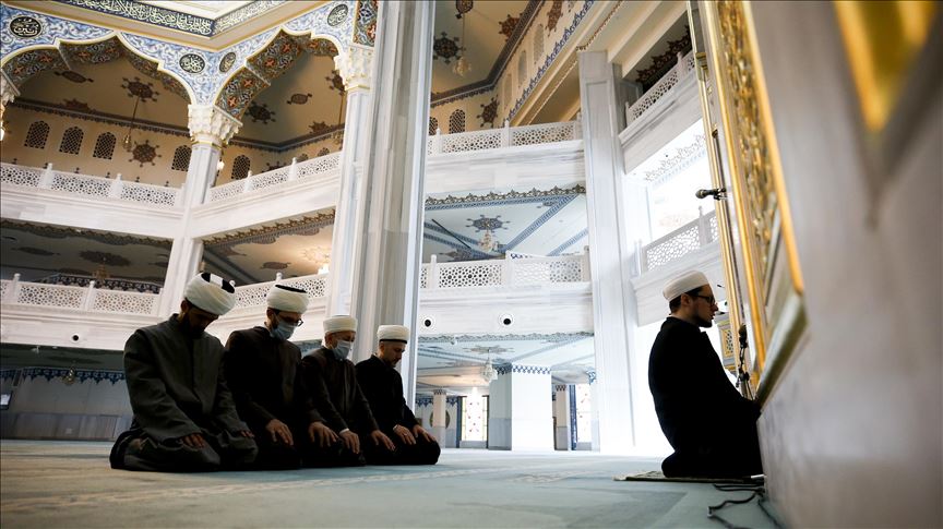 Moskë, muslimanët nga shtëpia bashkohen në transmetimin LIVE për faljen e namazit të xhumasë