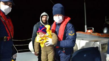 Kuşadası'nda botları su alan 24 sığınmacı kurtarıldı