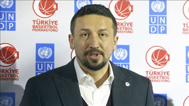 Hidayet Türkoğlu'ndan 'evde kaldığını' gösteren 100 kişiye hediye