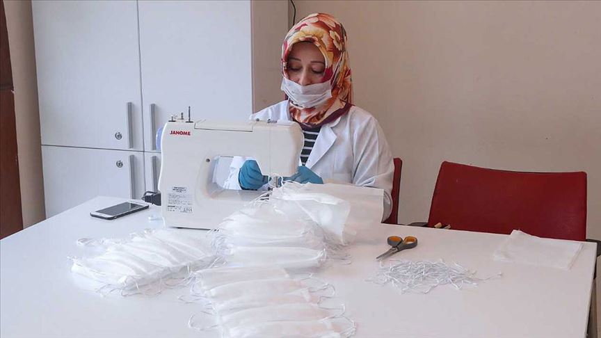 Gaziosmanpaşalı kadınlar günde 2 bin maske üretiyor 