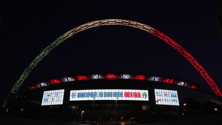 Estadio de Wembley en Londres se ilumina con la bandera de Italia 