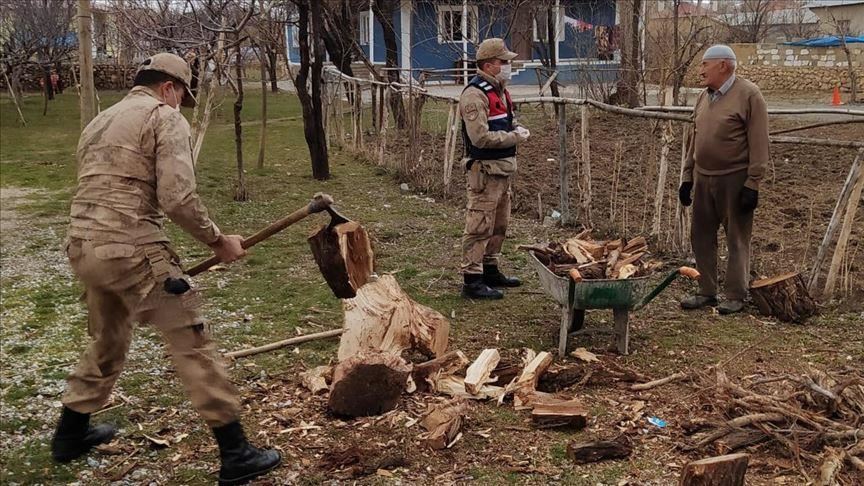 Турските војници им помагаат на постарите лица во сечење на огревно дрво