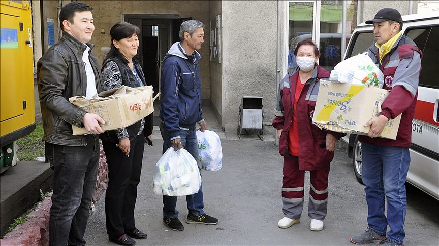Кыргызские волонтеры поддерживают граждан на карантине