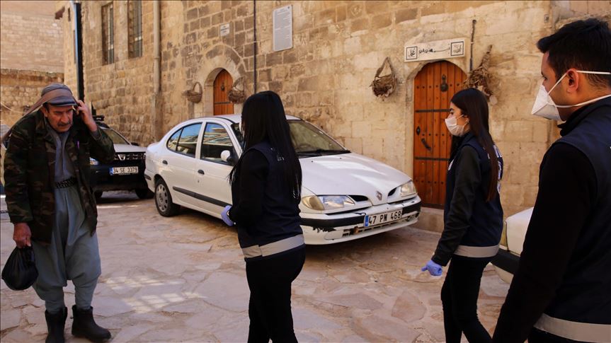 Li Mêrdînê polêsan bi Tirkî, Erebî û Kurdî bangî gel kirin ku ew ji malê dernekevin