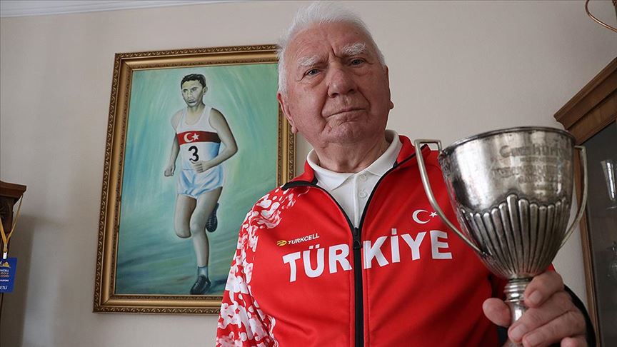 'Türk atletizminin efsanesi' evde spor yaparak zaman geçiriyor