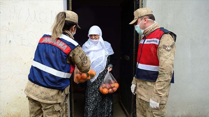 Turkish security forces help elderly amid COVID-19