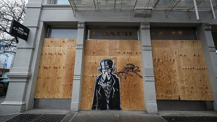 Tiendas en Nueva York cierran y ponen tablones de madera para evitar saqueos