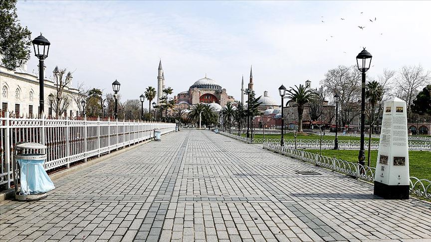 Evde kal' çağrısına yurt genelinde uyuluyor