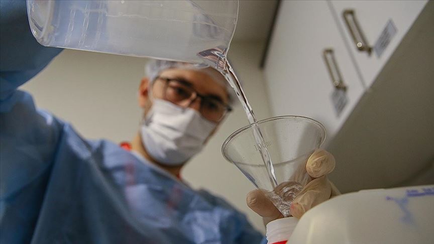 İzmirli eczacının yaptığı el dezenfektanı hastanedeki meslektaşlarına örnek oldu