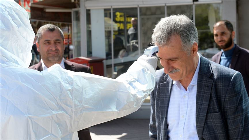 Iğdır'da sağlık ekipleri sokakta halkın ateşini ölçüyor