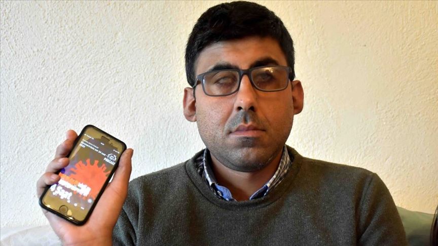 Görme engelliler AA'nın sesli yayınıyla gündemi takip ediyor