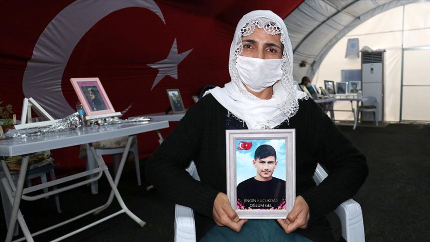 Diyarbakır anneleri koronavirüs tedbiriyle evlat nöbetini sürdürüyor