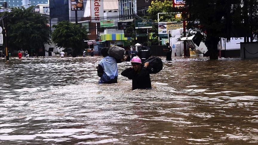 Indonezi, mbi 100 mijë njerëz preken nga përmbytjet