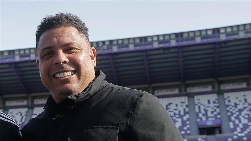 Ex-Brazil star Ronaldo urges fans to stay home