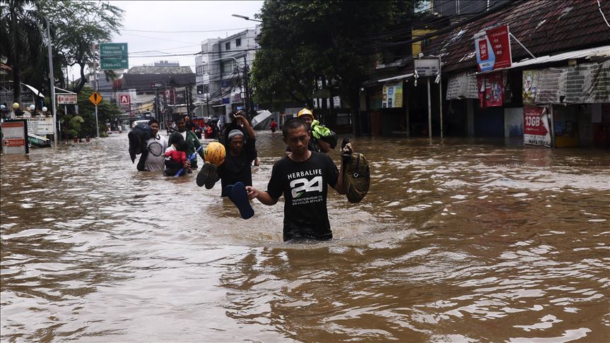 Más de 100 mil personas afectadas por inundaciones en Indonesia