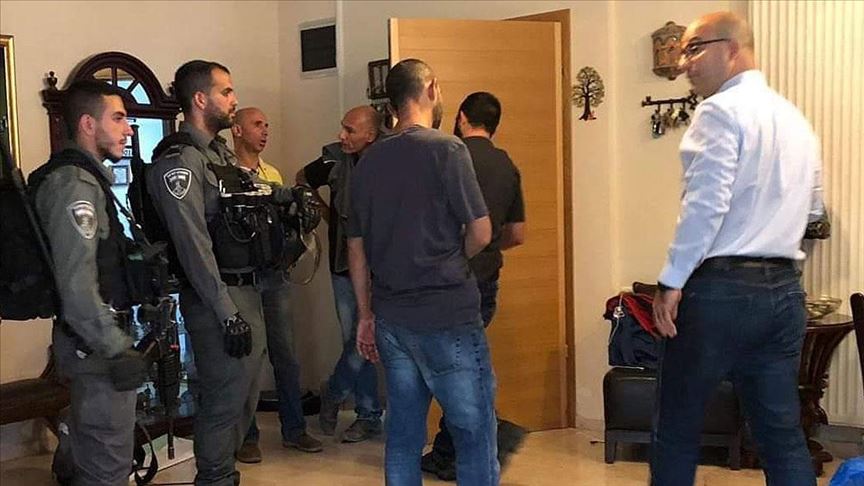 İsrail güçleri Filistinli bakana gözaltında 'kullanılmış tıbbi maske' taktırdı