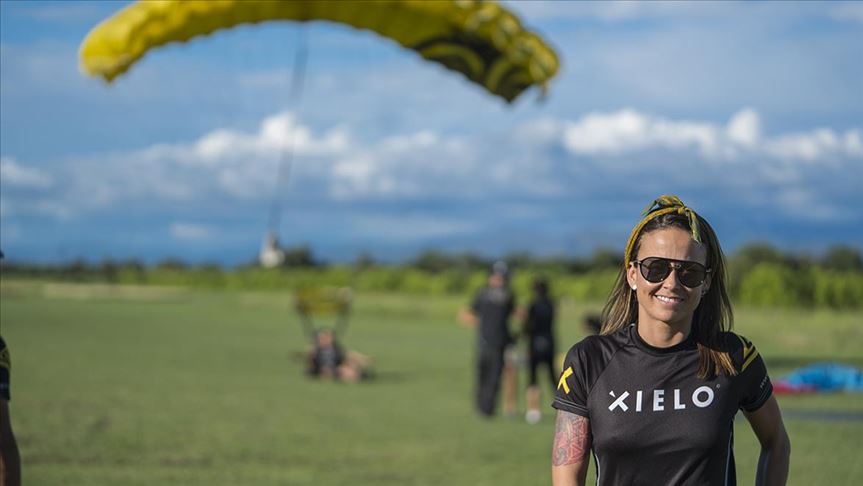 La colombiana que junto a otras 100 mujeres paracaidistas busca romper un récord mundial