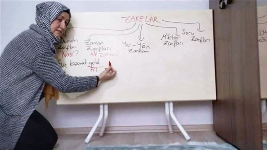 Turquie: Une enseignante transforme sa table de cuisine en tableau pour ses élèves 