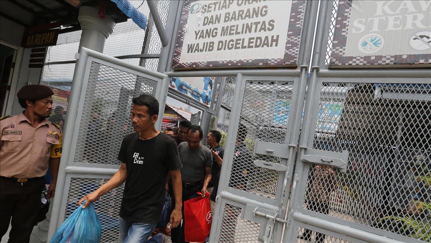 Indonesia releases 22,000 prisoners over COVID-19 fears