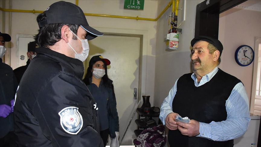 Kars'ta sosyal yardımların hak sahiplerine evlerinde teslim edilmesine başladı