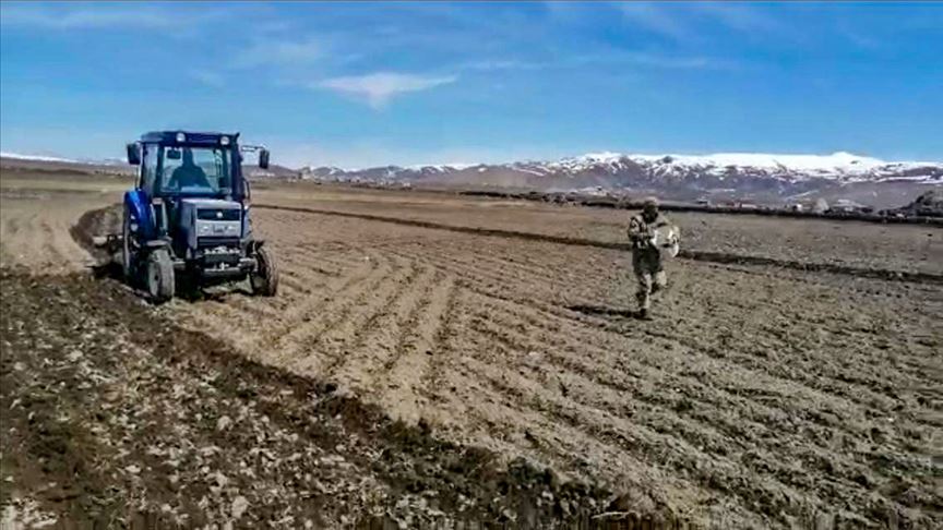 Güvenlik korucuları Kovid 19 nedeniyle evden çıkamayan yaşlı vatandaşın tarlasını sürdü