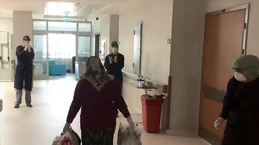 Sivas'ta koronavirüs tedavisi gören 19 hasta alkışlarla taburcu edildi