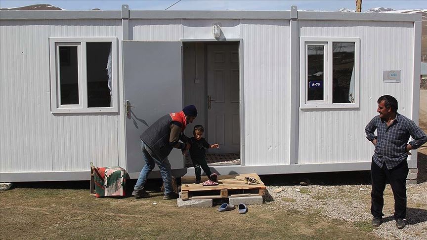 Van'da depremzedeler konteynerlere yerleştiriliyor