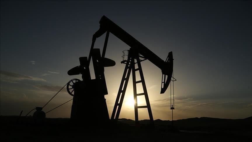 أسعار النفط تتراجع قليلا بعد قفزة كبيرة الجمعة