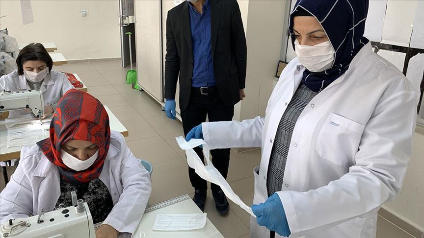 Meslek lisesinin gönüllü öğretmenleri cerrahi maske üretiyor 
