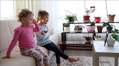 'Koronavirüs günleri'nde anneler ve çocuklar 'online' eğitim ve masalla sosyalleşiyor