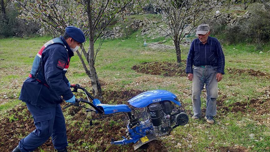 Antalya'da evinden çıkamayan çiftçinin tarlasını jandarma çapaladı