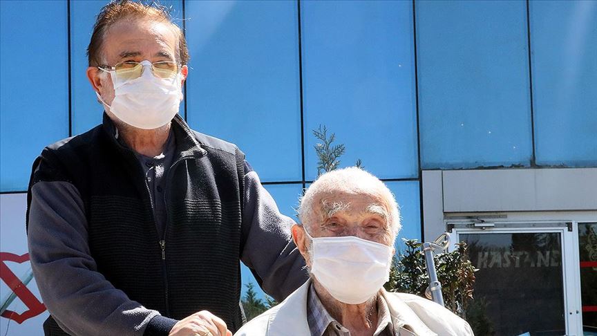 Samsun'da 96 yaşındaki baba ile 65 yaşındaki oğlu koronavirüsü yenerek taburcu edildi