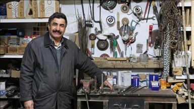 Tekstil fabrikasına kurduğu atölyede çalışanlarına marangozluğu öğretiyor