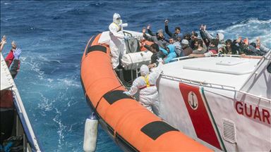 İtalya, Kovid-19 nedeniyle limanlarını düzensiz göçmenlere kapatıyor